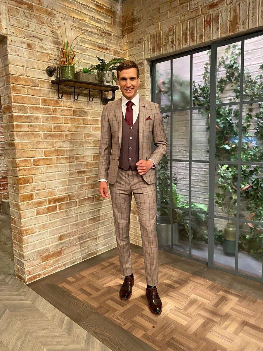 We're back at the races now for ✨ SUNDAY FASHION ✨ with Rosalind Lipsett!

Details: facebook.com/IrelandAMVMTV/…

#IrelandAM