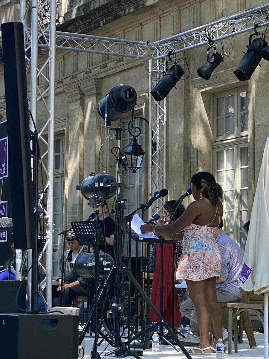 Merci au public qui est présent, en nombre, dès la première fiction de ⁦<a href="/franceculture/">France Culture</a>⁩ au Musée Calvet ⁦<a href="/FestivalAvignon/">Festival d'Avignon</a>⁩. Une lecture par Noémie Lvovsky et les élèves du ⁦@TNS_TheatrStras⁩ de textes de l’immense Svetlana Alexievitch ⁦⁦<a href="/SibyleVeil/">Sibyle Veil</a>⁩.