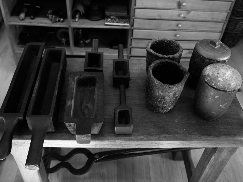 celiakudro's tweet photo. Here is a little gallery of tools that will be familiar to any metal artist. All of it is set up and appears ready to use at the the time machine that is the Musée de la Boîte de Montre in #Noirmont, Switzerland. https://t.co/zOOdIrMWry