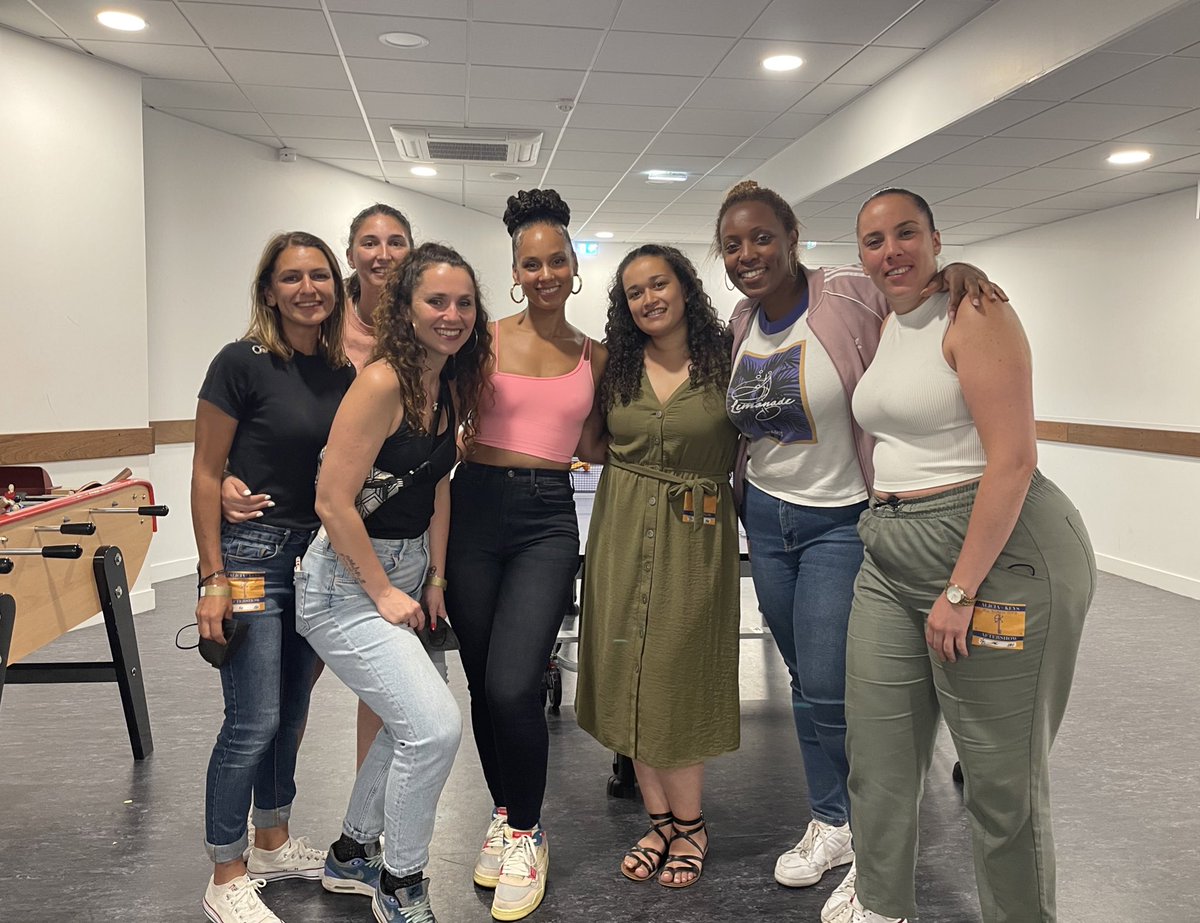 MeliBams's tweet photo. On my ☁️, wow, what a week !
Bordeaux, Paris &amp; Cologne with my friends just for you @aliciakeys, my voice and my body are exhausted but my 💜 is full of love ! 🫶🏼✨

Thank you for who you are Ali, see you next week in Luxembourg ! 🔥

#AliciaKeys #AliciaAndKeysWorldTour #AKFAM https://t.co/IqOaPho2pU