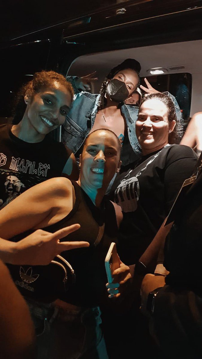 MeliBams's tweet photo. On my ☁️, wow, what a week !
Bordeaux, Paris &amp; Cologne with my friends just for you @aliciakeys, my voice and my body are exhausted but my 💜 is full of love ! 🫶🏼✨

Thank you for who you are Ali, see you next week in Luxembourg ! 🔥

#AliciaKeys #AliciaAndKeysWorldTour #AKFAM https://t.co/IqOaPho2pU