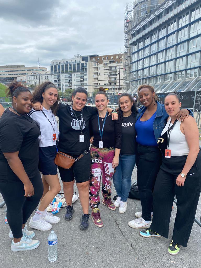 MeliBams's tweet photo. On my ☁️, wow, what a week !
Bordeaux, Paris &amp; Cologne with my friends just for you @aliciakeys, my voice and my body are exhausted but my 💜 is full of love ! 🫶🏼✨

Thank you for who you are Ali, see you next week in Luxembourg ! 🔥

#AliciaKeys #AliciaAndKeysWorldTour #AKFAM https://t.co/IqOaPho2pU