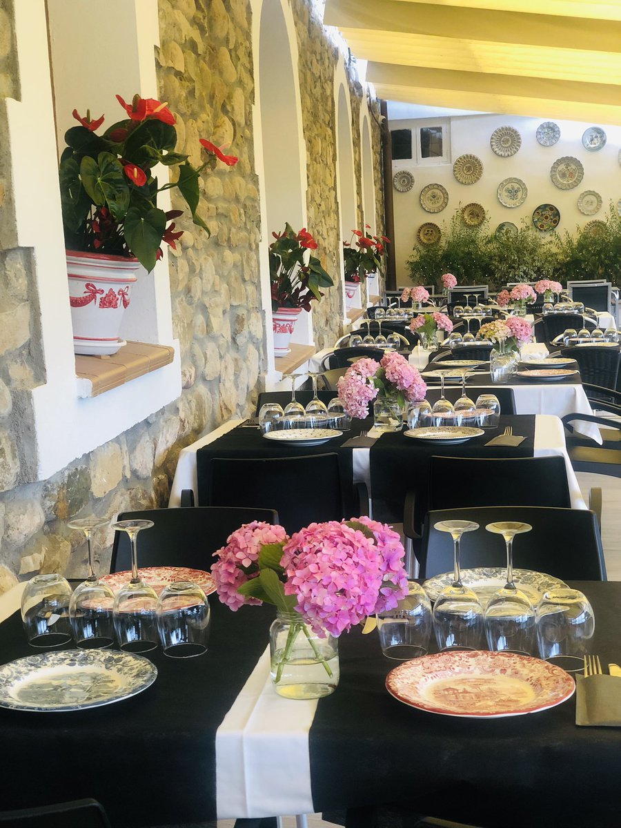 Se viene un día perfecto para disfrutar de nuestra terraza acondicionada ¡Feliz Domingo a todos!Os esperamos en el #mesondeborleña #cantabria #Gastronomía #terrazasdeverano #comerencantabria