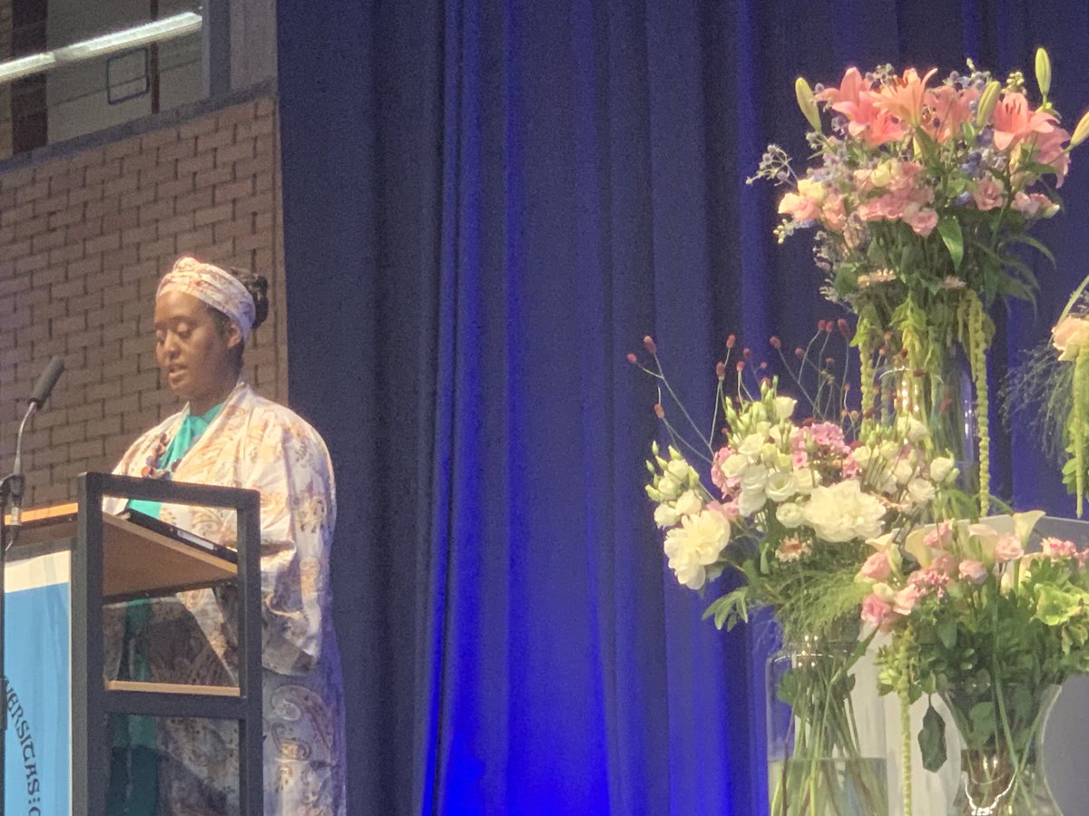 “Zorg voor anderen, en de wereld zal zorgen voor u”. Beklijvende afsluiter van de Proclamatie Faculteit Letteren ⁦<a href="/artskuleuven/">Letteren KU Leuven</a>⁩ door Naomi Meulemans ⁦<a href="/unenaomi/">Naomi Meulemans</a>⁩. Met warme gelukwensen aan alle afgestudeerden!