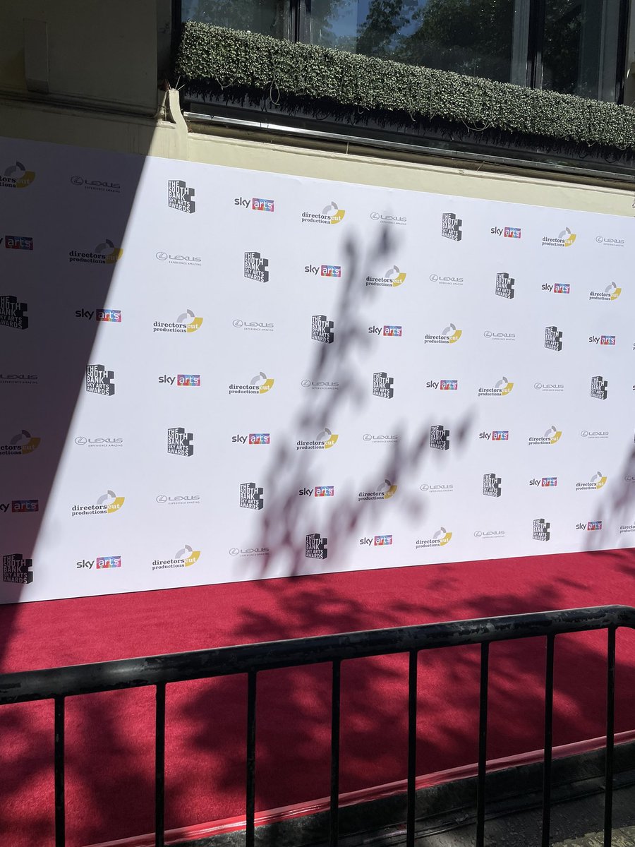 lucycarolnorris's tweet image. Very excited to be interviewing the guests on the red carpet at the South Bank Sky Arts Awards today! #sbsaa @Daily_Express