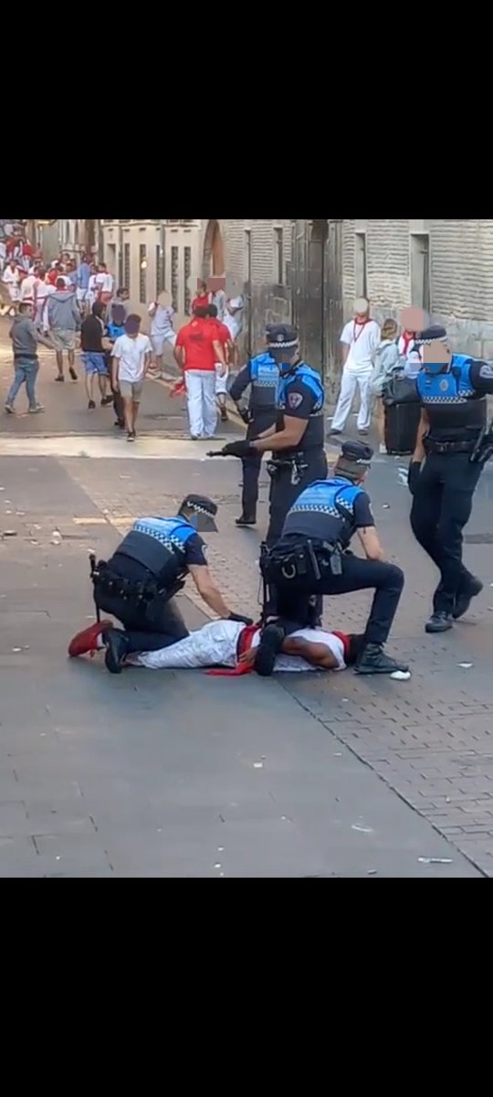 ¡ATENCIÓN! Detención violenta por parte de agentes de <a href="/PamplonaIrunaPM/">Policia Municipal Udaltzaingoa 092</a>  Seguimos atentas y vigilantes. Contra el Racismo: organizate y denuncia. Queremos nuestras calles libres de Racismo. (hilo)  #ArrazakeriaDa #EsRacismo #BlackLivesMatter <a href="/AhotsaInfo/">Ahotsa.info</a> <a href="/MugakZabalduz/">Mugak Zabalduz</a>