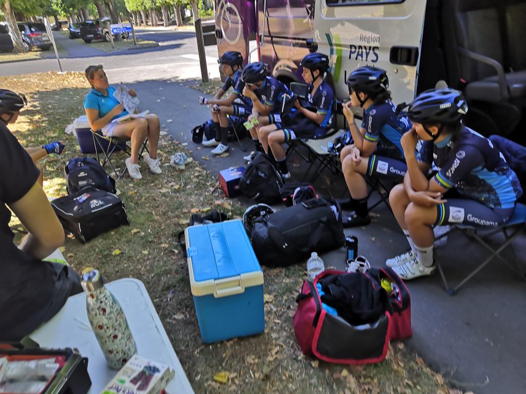 Attentives pour le briefing de <a href="/mel_briot/">Mélanie Briot</a> avant la 6ème manche de coupe de France à Loudun.