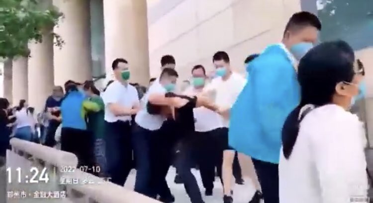 hk0257's tweet photo. The Chinese government has embezzled 40 billion deposits from ordinary people, plainclothes policemen have beaten ordinary people violently, imprisoned and restricted their personal freedom, the Chinese government is corrupt, and the Chinese society is dark! https://t.co/i4e9i64B3J