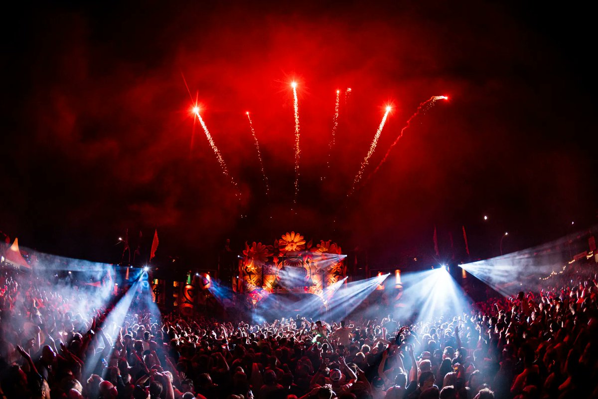 Ok, nog eentje dan omdat ze ook zo mooi zijn 😍 ❤️ 

#meadowfestival #eindshow #vuurwerk #genieten #nuherstellen