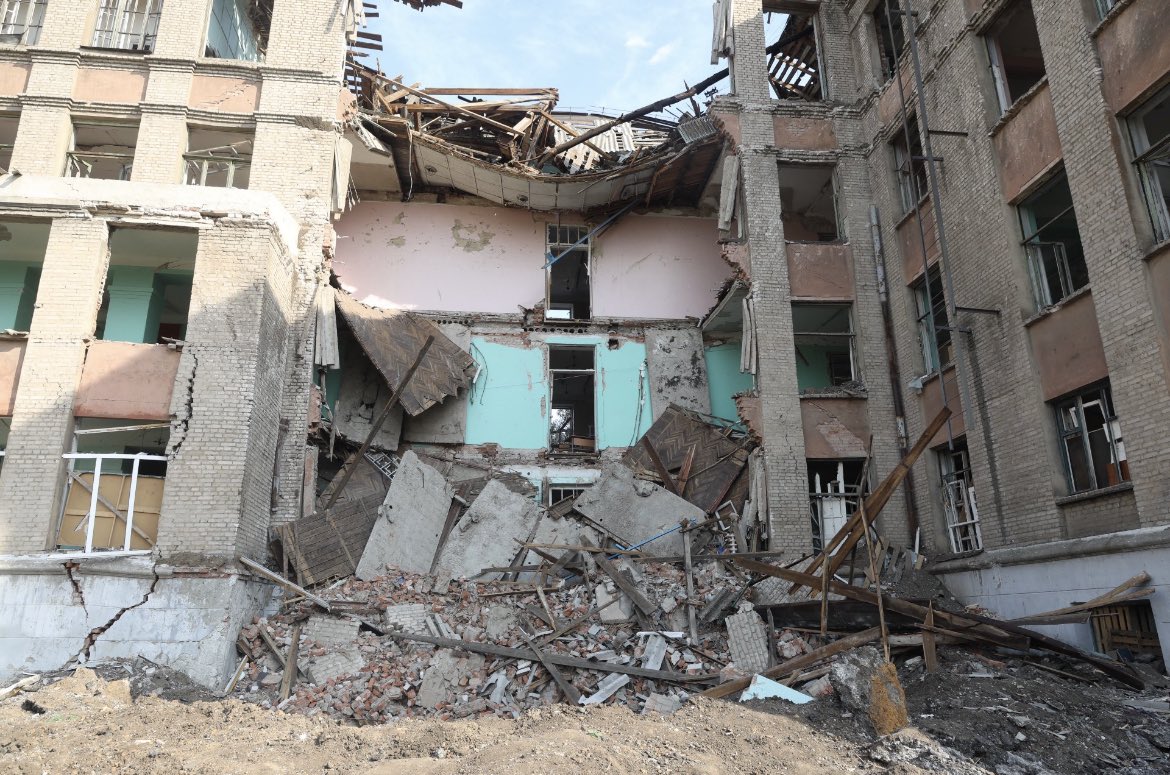 Het krijgt minder aandacht, maar #Rusland blijft #Oekraïne hevig bombarderen.

In 24 uur een flatgebouw en school in Donetsk, huizen in Mykolaiv, en het centrum van Kharviv. Weer vele doden en gewonden, waaronder kinderen.

Al gaat dit nog vele maanden door, het mag nooit wennen!
