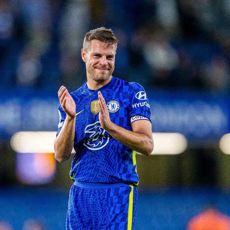 RMCsport's tweet photo. 🇪🇸 Selon @FabrizioRomano, le club catalan a indiqué au latéral droit de Chelsea son désir de le recruter dans les prochaines semaines. Le Barça doit néanmoins trouvé un accord avec les Blues. L'ancien joueur de l'OM est sous contrat jusqu'en 2023.