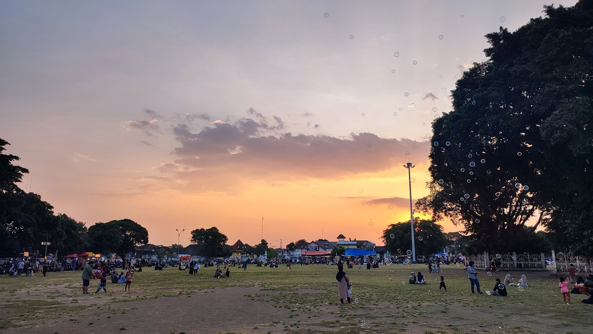 sore di alun-alun kidul.
yuk #SunmorUGM bisa yuk..