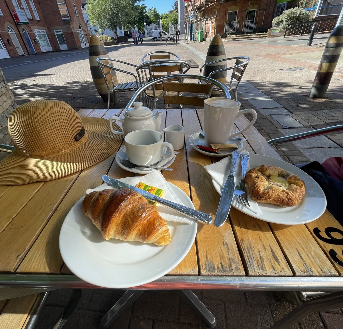 gingerfig's tweet photo. Well that was a lovely start to the day: a walk in the park turned into impromptu breakfast @cafexpresso38 (very good) and then a trip down memory lane aka #BathPlace π
Excitingly work is afoot inside after c18 months since I shut the door for the last time #whoistakingover ?? https://t.co/DDKjhfYvbm