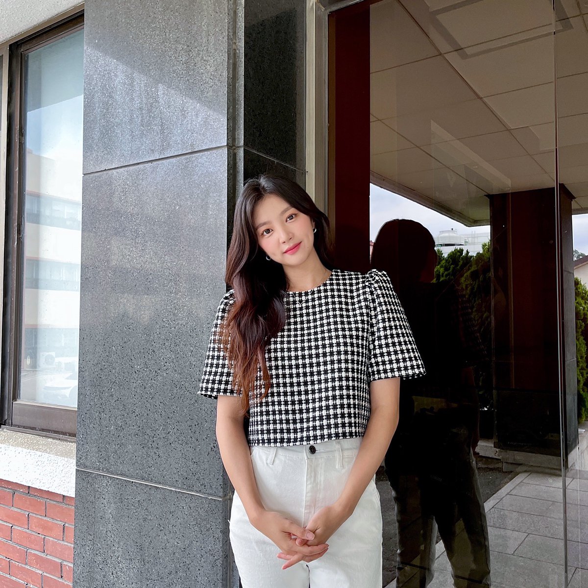 officialLABOUM's tweet photo. [#해인]

오늘은 핸군기데이🤍
잠시 후 8시 행군기에서
해인이와 만나요✌️☺️✌️

#LABOUM #라붐
#국방TV #행군기 https://t.co/MznRzeZ8Oo