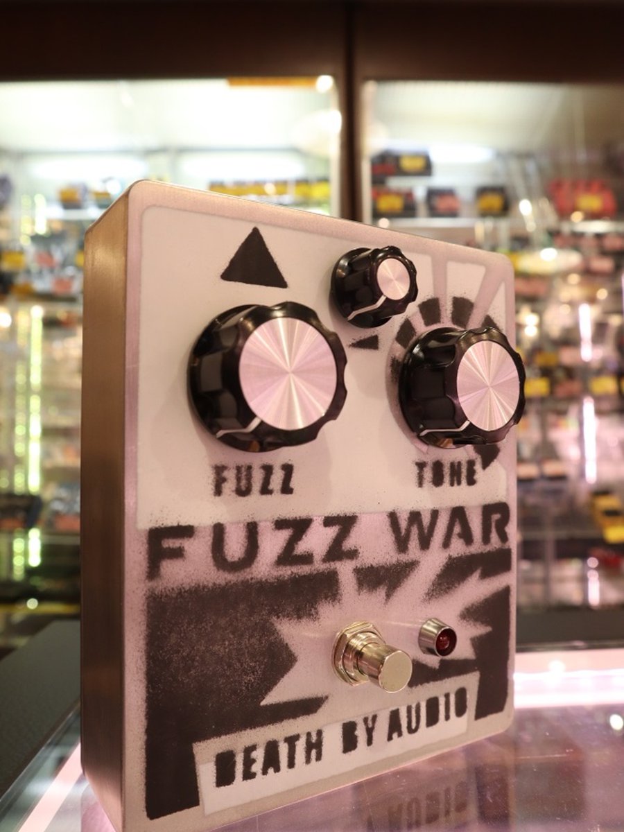 get_stomp's tweet image. Death by Audio「FUZZ WAR」

ブチブチっとした途切れる様な質感と、ザラザラと目が細かくシルキーな質感が、2層になって耳に届いている様な超独特ファズゲイン。
1度は弾いてみて欲しいです！

ikebe-gakki.com/c/c-/ef/ef05/e…

＃DeathByAudio　＃FuzzWar　＃FUZZ