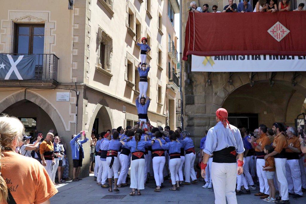 Marrecs's tweet photo. Ja som a la Pl. Major de #Vic, al costat de @cvg_cat i @SagalsdOsona. Les tres colles entrem a plaça amb un pilar de 4 caminat.
#castellers #FMVic22 #AmbTuMés https://t.co/5wO34Xo4QA