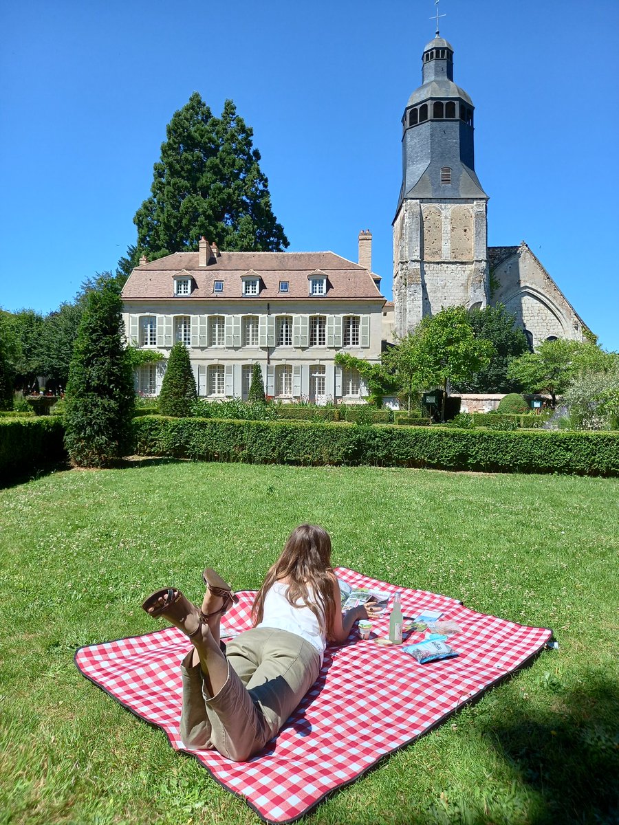 college_tg's tweet photo. 🍽⚜ Le dimanche, c'est #piquenique royal au Collège ! Venez déguster de délicieux produits locaux sur une jolie nappe vichy dans le jardin à la française, ou sur les tables de notre salon de thé à l'ombre du verger. 

#nouvellesrenaissances2022 #leperche #magnifiquefrance https://t.co/4jQKm7RSAG