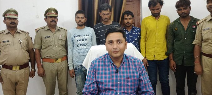 jalaunpolice's tweet photo. पुलिस अधीक्षक जालौन @Ravi_KumarIPS के निर्देशन में थाना कोंच पुलिस द्वारा अन्तर्राज्यीय वाहन चोर गिरोह का पर्दाफाश कर चोरी की 08 अदद मोटर साइकिल के साथ 05 अभियुक्तगण को गिरफ्तार कर आवश्यक विधिक कार्यवाही की गई । https://t.co/NwqcdCOtJe