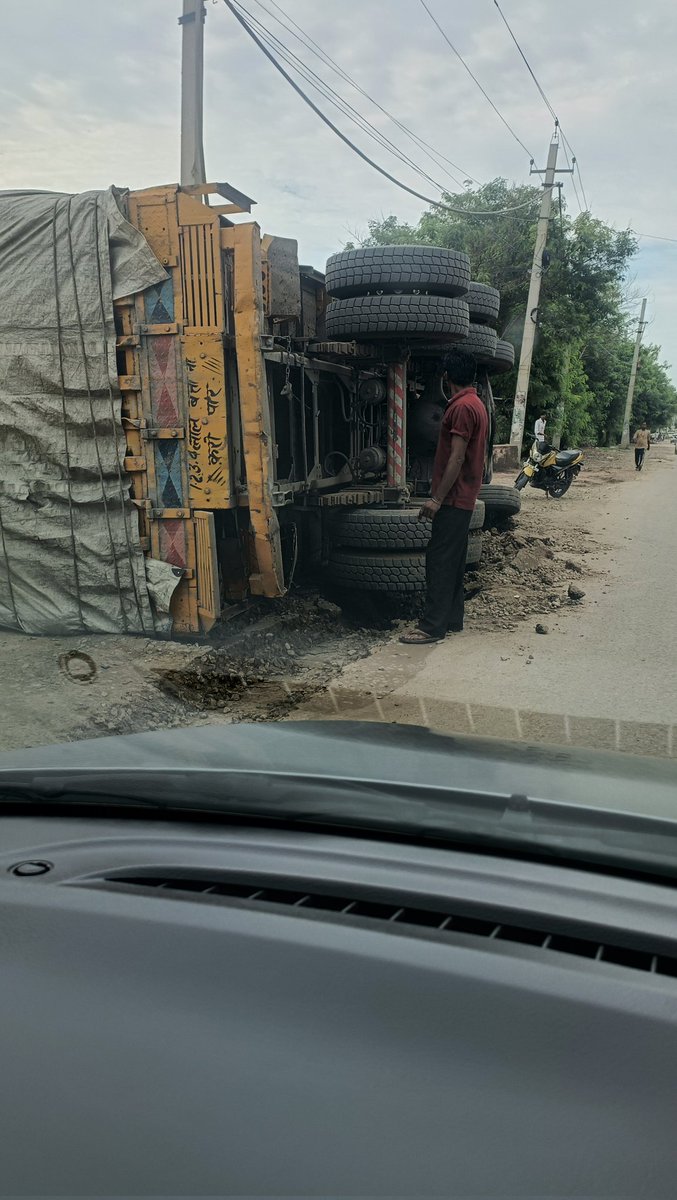 Sandipareek's tweet photo. @KuljitRandhawaa 
@McZirakpur 
@BhagwantMann 
@ArvindKejriwal 

Road baithne ke karan truck vale ka nuksan. https://t.co/pG2ryUCbZN