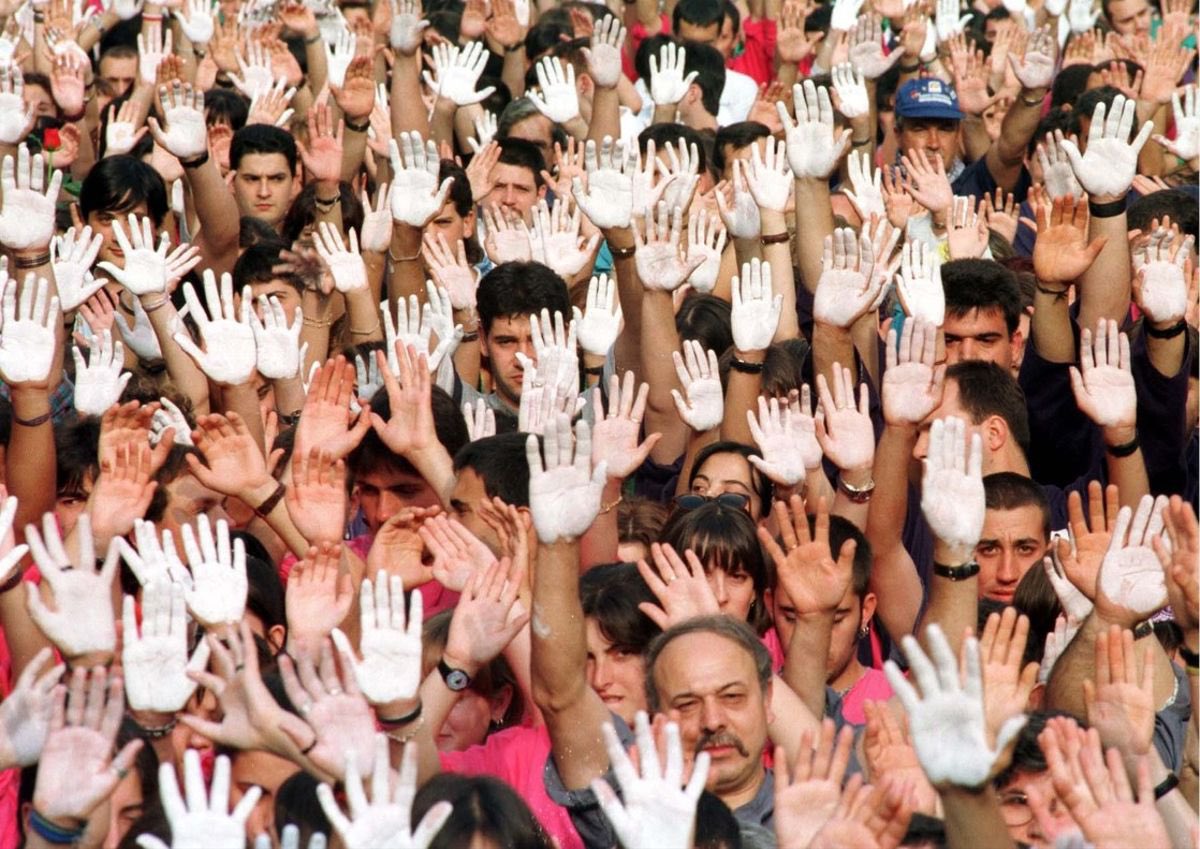 Hoy se cumplen 25 años del secuestro de Miguel Ángel Blanco por la banda terrorista de ETA.

Por él y por todas las víctimas, seguiremos reivindicando el espíritu que inundó España bajo manos blancas y clamores de libertad.