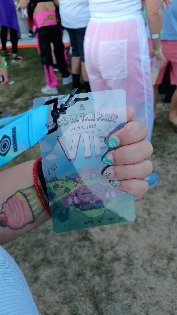 2fly4thebs's tweet photo. @Zedd in the park with mah day 1 
🎉💖 #firstfest @danee_dante 
Chain by:@lilbluberries @mytamagotchiapp 
Shoes: @FILAUSA 
Nails by muah. 💅🏽 https://t.co/jjSN7dtfzu