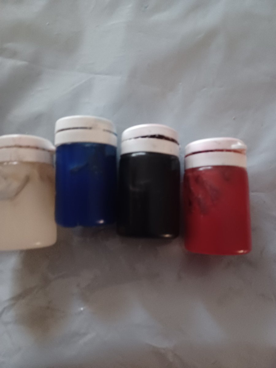 MzukuluKaDombo's tweet photo. 🛖Emakhosini ngiyakhuleka👏🏾👴🏾👵🏾🙏🏽 
Vimbela is a Vaseline based traditional medicine that can be smeared on the body for protection, pain relief and luck.
Vimbela is used and trusted in many African homes and families. It comes with many different colors and every color...thread https://t.co/wJtfqhiGxS