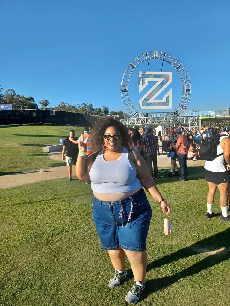 2fly4thebs's tweet photo. @Zedd in the park with mah day 1 
🎉💖 #firstfest @danee_dante 
Chain by:@lilbluberries @mytamagotchiapp 
Shoes: @FILAUSA 
Nails by muah. 💅🏽 https://t.co/jjSN7dtfzu