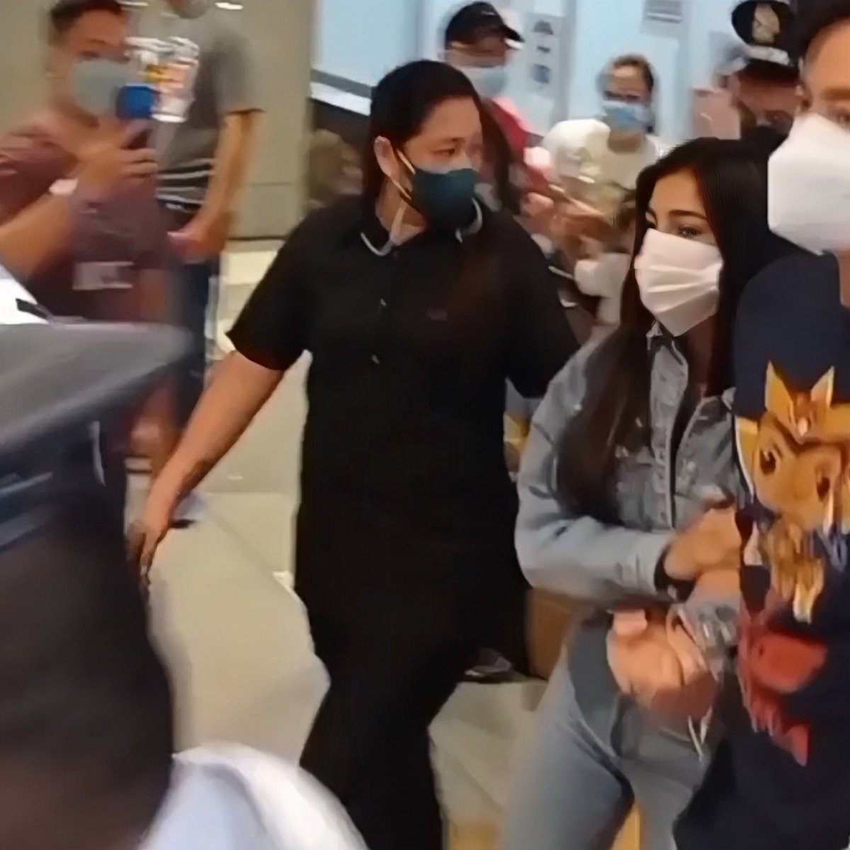 Janeshuabuddies's tweet photo. Todo protect si papa Josh sa kanyang prinsesa 😍 #JaneShua #JaneDeLeon #JoshuaGarcia #Darna #TOYCON #toyconph2022 https://t.co/2qFQpRtW9E