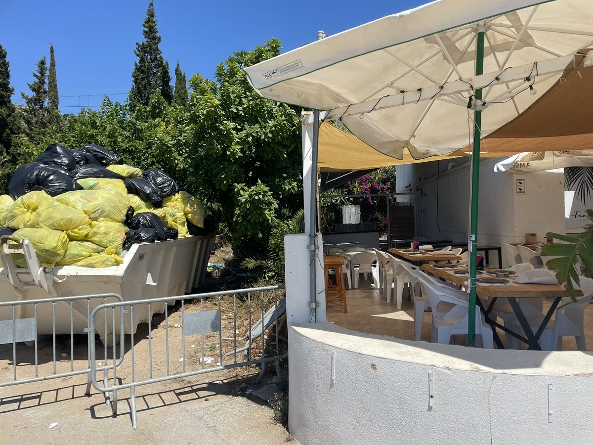 ToniMolina47's tweet photo. Estas son las calles de @AjSitges basuras acumuladas en la puerta de un restaurante…
Por favor, respeto a los empresarios y comensales, limpieza e higiene en las calles https://t.co/mmPR73Hivj