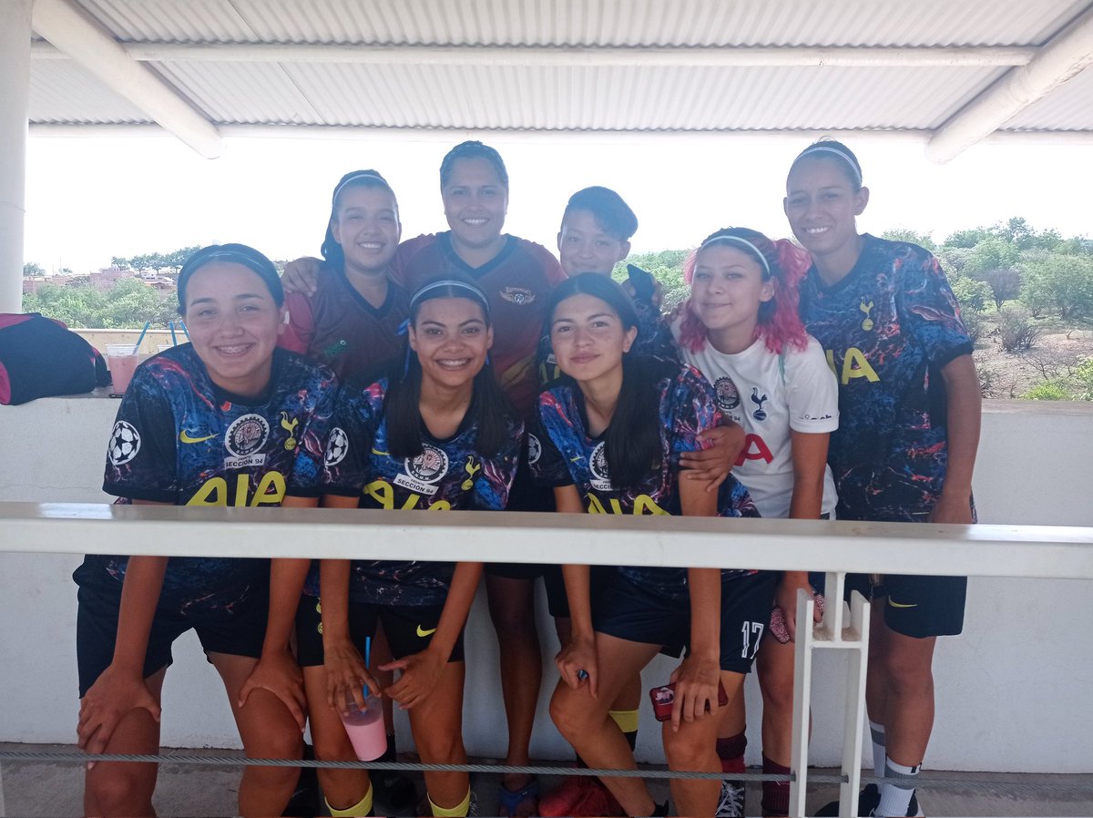 Normalvarez18's tweet photo. Me quedo con momentos como este.. verlas conviviendo, disfrutando, y viviendo la experiencia al máximo es con lo que me quedo. 
#SiempreBella #Futbolconmuchoestilo #YoSoyLaMexicana https://t.co/APS5vPlxT1