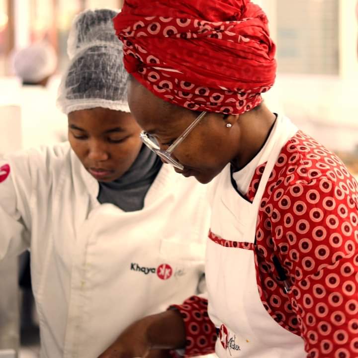 Khaya_kitchen's tweet photo. Kungaqhuma, kubasiwe; Our young aspiring Chefs are cooking up a storm and we have never been more honoured to have such a humble team of apprentices that continuously apply themselves.
#Yes4Youth #YesProgramme #ubuntupathways #Incubation #Culinary #AspiringChef #FutureOfTomorrow https://t.co/1cc5jfoMZw