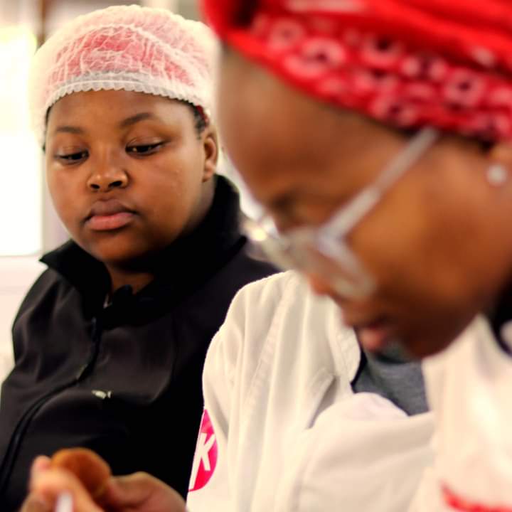 Khaya_kitchen's tweet photo. Kungaqhuma, kubasiwe; Our young aspiring Chefs are cooking up a storm and we have never been more honoured to have such a humble team of apprentices that continuously apply themselves.
#Yes4Youth #YesProgramme #ubuntupathways #Incubation #Culinary #AspiringChef #FutureOfTomorrow https://t.co/1cc5jfoMZw