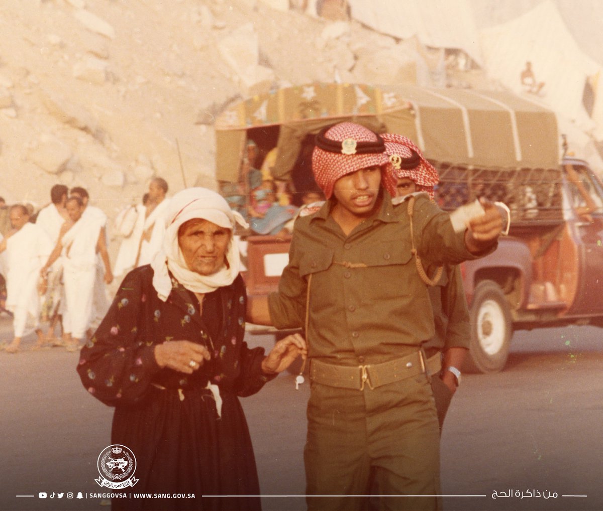 sanggovsa's tweet photo. #من_ذاكرة_الحج
أحد منسوبي الحرس الوطني يرشد حاجة لوجهتها في حج عام 1404هـ. https://t.co/9OGy4lUndE