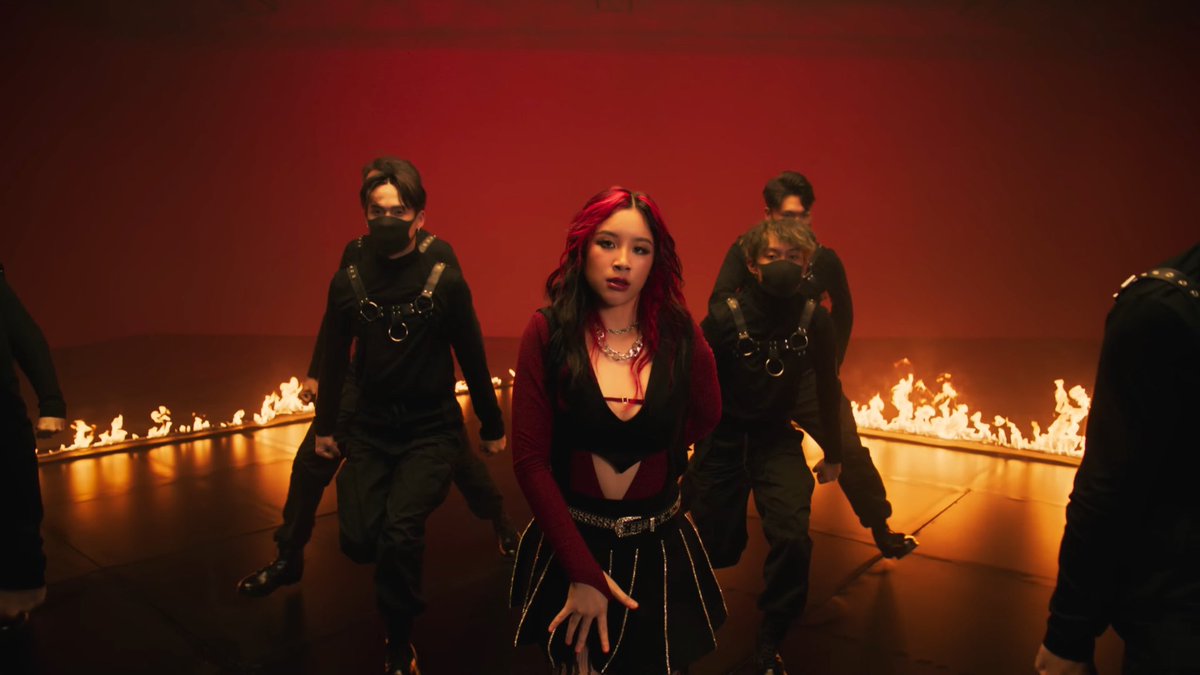 goshi_emm's tweet image. เพิ่งฟังไป2วันที่แล้วฟังจบแล้วคือชอบ ดีมาก ปกติก็ชอบแนวนี้อยู่แล้ว บีทหนักแน่นมาก เนื้อเพลงเอ็มวีทุกอย่างคืออินเตอร์มาก ค่ายดูทุ่มมาก ไฮป์เทรนคือเก่งมากอ่ะที่ผลิตศิลปินได้ขนาดนี้ เห็นแล้วก็ขนลุกขึ้นมาถ้ามีggแนวนี้ในค่ายมันจะขนาดไหนนะ นี่ขนาดศิลปินเดี่ยวขนาดนี้เลยอ่ะ #MINYMYNX