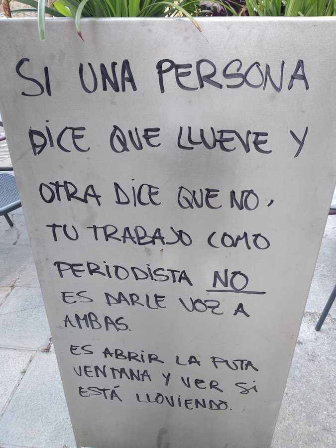 Ivanna_Torrico's tweet photo. En Bolivia tenemos medios que claramente son del gobierno, o están en contra del gobierno y los que tratan de mostrar equilibrio y objetividad, tampoco están haciendo #periodismo, yo particularmente termino más desinformada y confundida porque...
👇👇👇 https://t.co/qpfXaufLjC