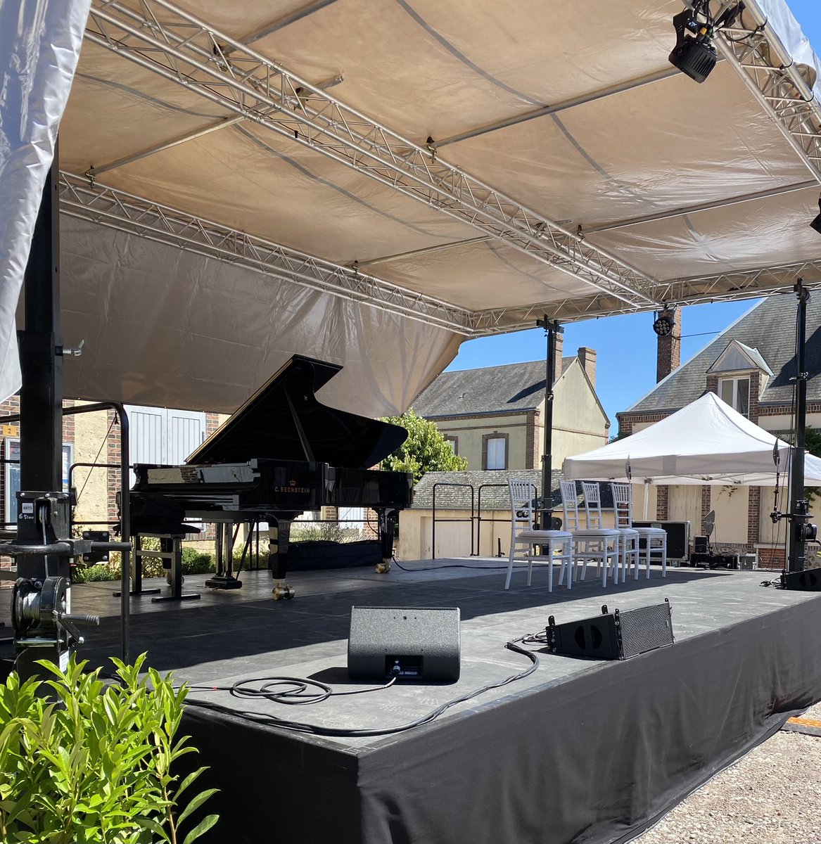 BPistre's tweet photo. On attend 350 personnes ayant réservé ET tous ceux qui voudront venir sans réservation, la place du château de Frazé est grande! Prenez chapeaux, lunettes de 😎 et bouteilles d’eau ! Les musiciens arrivent et on a hâte que le concert commence …
RV 17h30 ce dimanche 10 juillet ☀️ https://t.co/nuFI8jOhRT