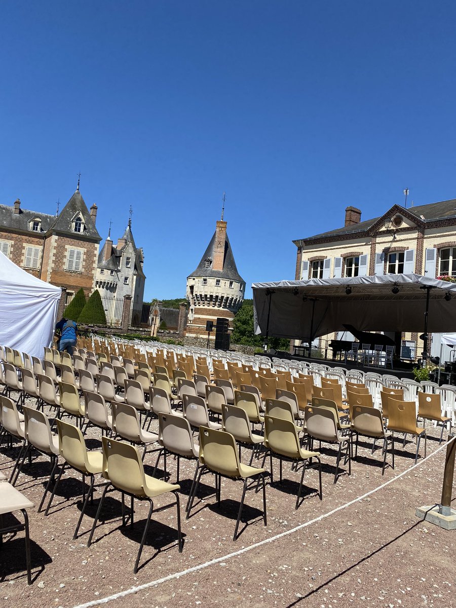 BPistre's tweet photo. On attend 350 personnes ayant réservé ET tous ceux qui voudront venir sans réservation, la place du château de Frazé est grande! Prenez chapeaux, lunettes de 😎 et bouteilles d’eau ! Les musiciens arrivent et on a hâte que le concert commence …
RV 17h30 ce dimanche 10 juillet ☀️ https://t.co/nuFI8jOhRT