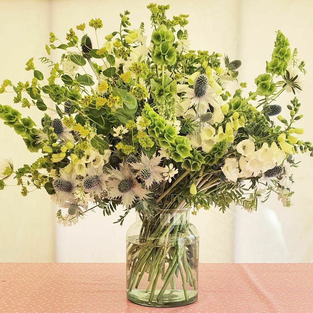 Helen, Tabs and I had a lovely day at @the_rhs Hampton Court, courtesy of the wonderful folk of @flowersfromthefarm 

We were invited to give a short floral demonstration using our Black Shed flowers.
Helen @blackshedhelen created this beautiful fresh ar… instagr.am/p/Cf1CGlfqUKe/