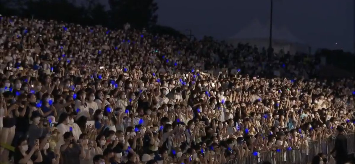 gowngown's tweet photo. มวลมหาประชาชนที่มาดูวินเนอร์วันนี้ 💙 https://t.co/fdwHDEOK5Q