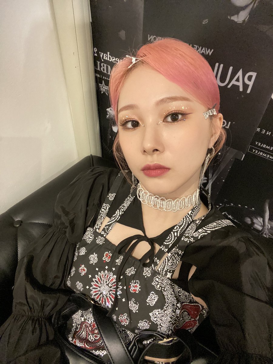 idegeul's tweet photo. 🔹💌 — Fancafe

Tittle : Sudah berakhir
"Pertunjukan di London sudah berakhirrrrr
Tidak tahu kapan Mya berambut merah muda akan datang jadi aku akan mengunggah banyak gambar" https://t.co/fy4yu0JVgp