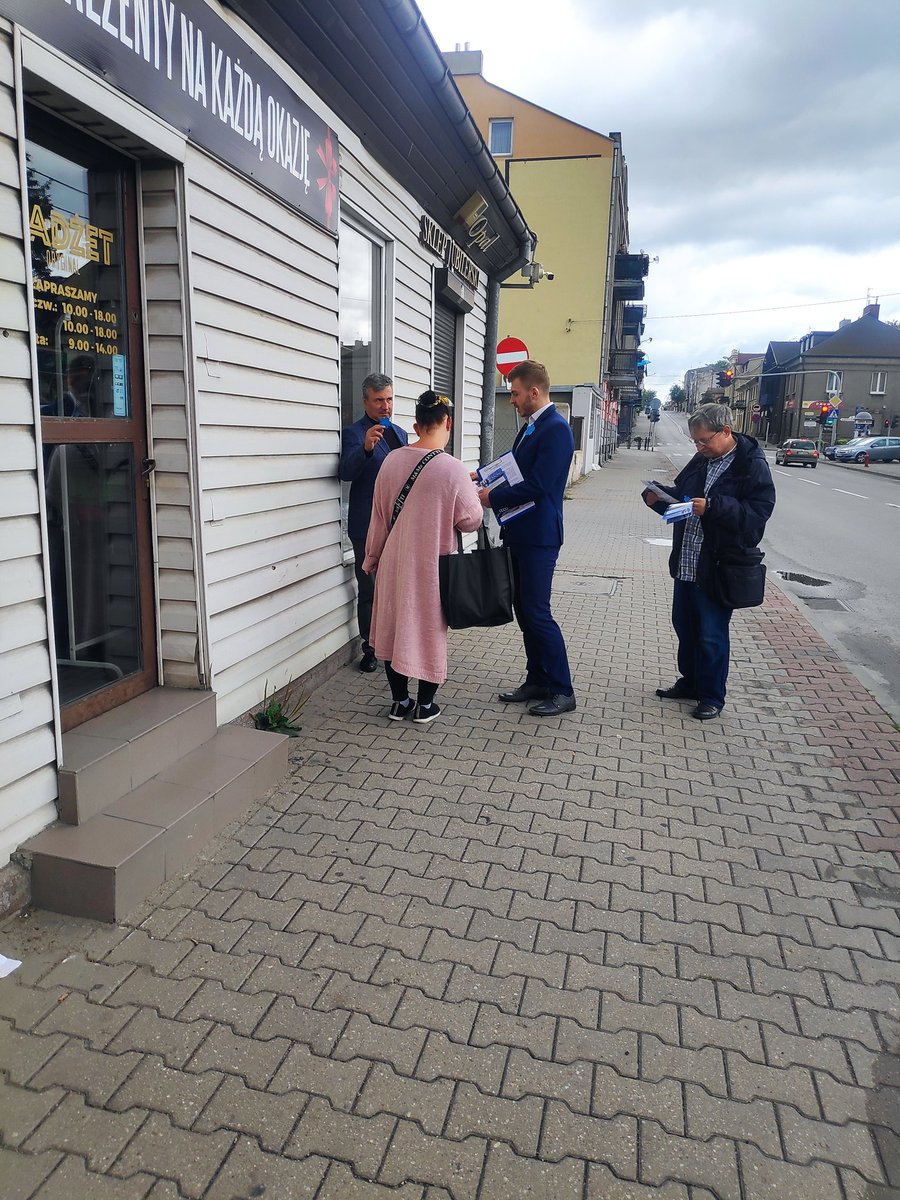 KamilMroczek4's tweet photo. Akcja #KwiatyWołynia w Zgierzu. Akcja informująca upamiętniająca ofiary Rzezi Wołyńskiej w przeddzień tzw. Krwawej Niedzieli. https://t.co/AvaHhVNJyv