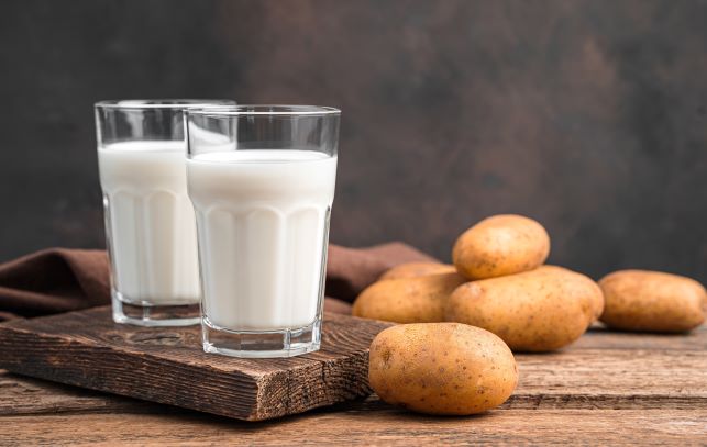 Nederland consumeert veel meer voedsel dan zij produceert. De huidige Nederlandse voedselconsumptie vraagt 3,3 miljoen hectare landbouwgrond. Nederland beschikt over slechts 1,8 miljoen hectare. Een draadje over consumptie en productie. 1/5