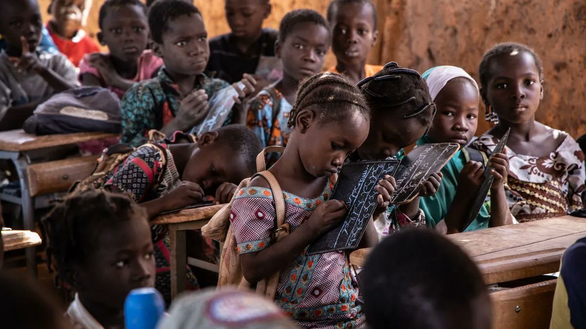 Investir dans l’#éducation des filles et faire en sorte qu’elles poursuivent leur scolarité.

Ce sont les premières étapes cruciales dans la construction du #capitalhumain d’un pays et pour offrir des perspectives d'avenir aux femmes du #Sahel... et d'ailleurs.