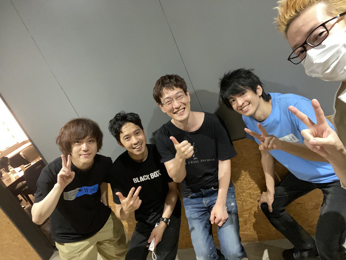 Akito_Shirai's tweet photo. 『T-SQUARE CONCERT TOUR 2022 WISH』ツアーファイナル@Zepp Fukuokaメチャ楽しかった〜😆
皆さんありがとうございました〜！！

なんと今日は本間将人さんが見に来て下さいました🎷
本間さんも絶賛の新生スクエア、今後楽しみですね♫

#tsquare
#写真に伊東さんがいませんが笑
#cp88 
#modx
#kronos https://t.co/kDBLs5b4E3