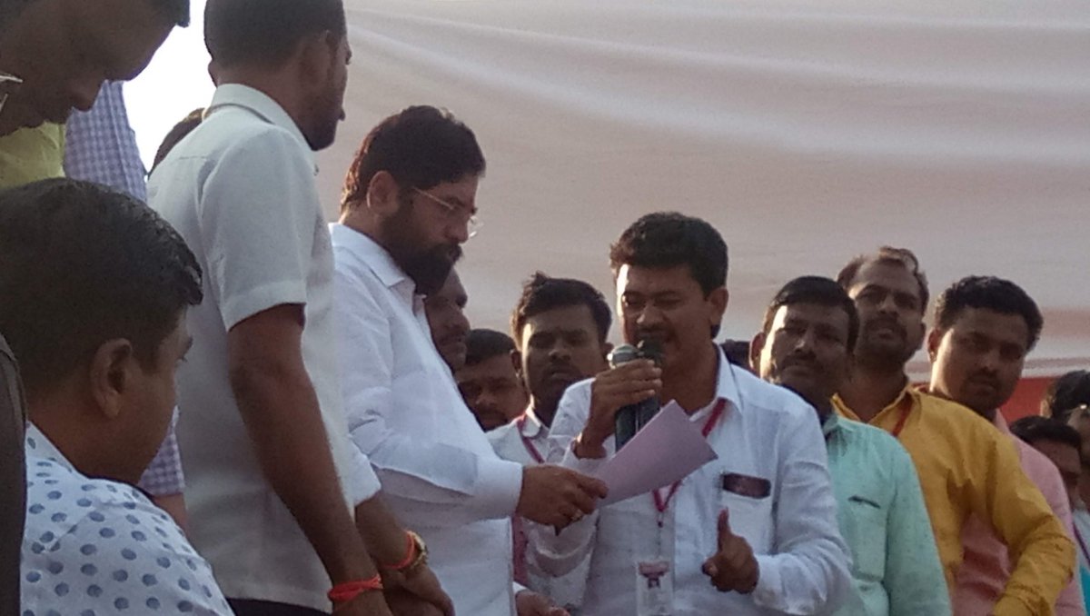 ChaitramSarak's tweet photo. @mieknathshinde साहेब आम्ही digital महाराष्ट्र बनवन्या साठी गेल्या 11 वर्षा पासुन काम करतोय पण आम्हाला आजुन न्याय मिळाला नाही.आमच्या आंदोलन वेळेस आपण भेट दिली आहे. आमचा विषय आपल्या लक्षात आणून देण्याचा हा एक छोट| प्रयत्न.. एक #संगणकपरीचालक https://t.co/Tqt2Uf6BNA