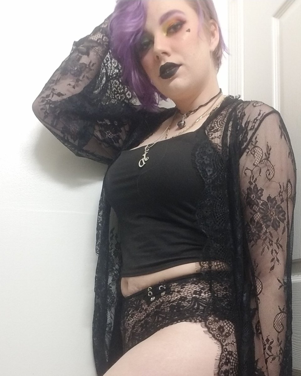 Franniee420's tweet photo. I'm not great at captions 🤣  #onlyfansgirl  #onlyfanspromo https://t.co/bf0HEbhfhH