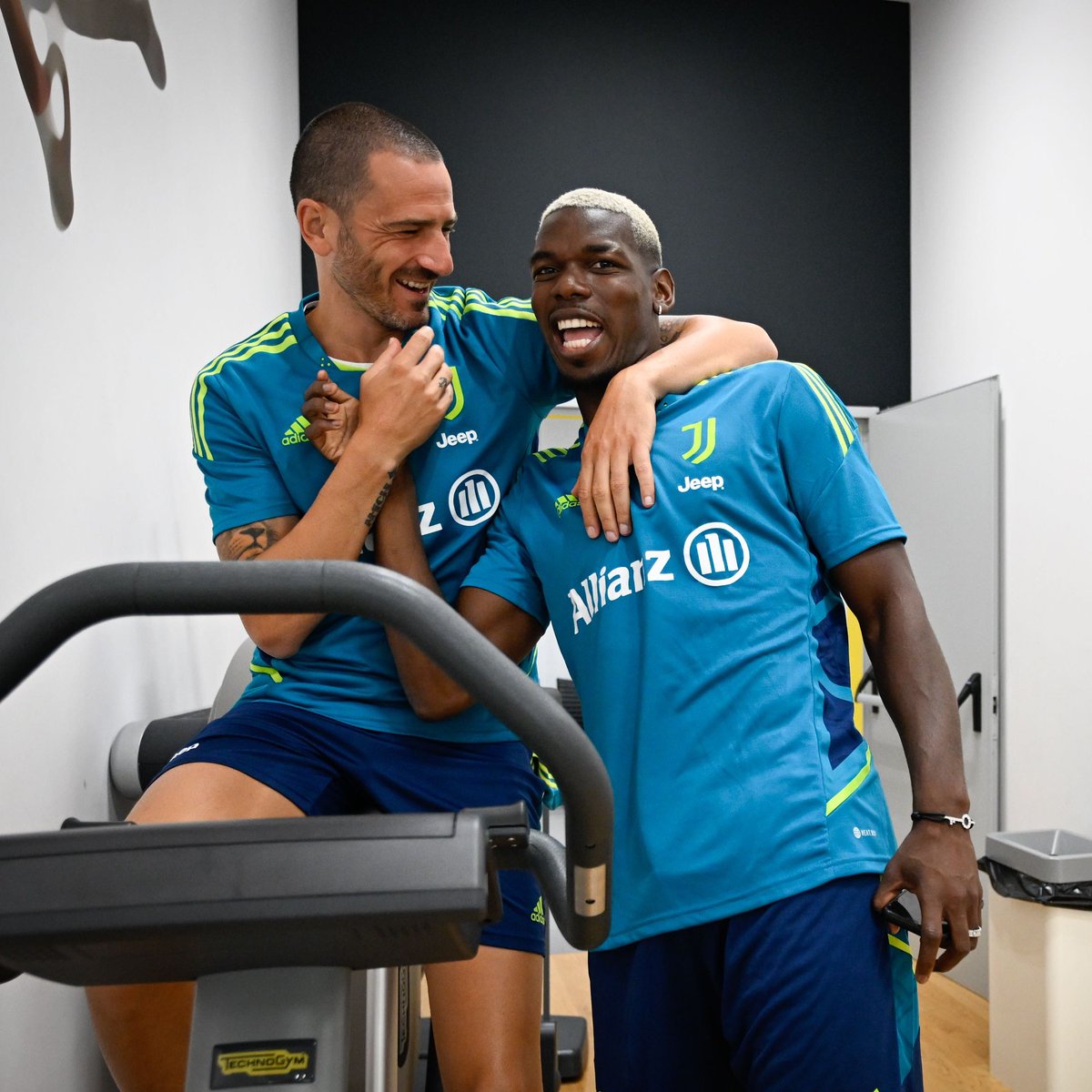 juventusfc's tweet photo. Che bello rivedersi 🤍🖤

@bonucci_leo19 🤝 @paulpogba https://t.co/fHYKWh9zUE