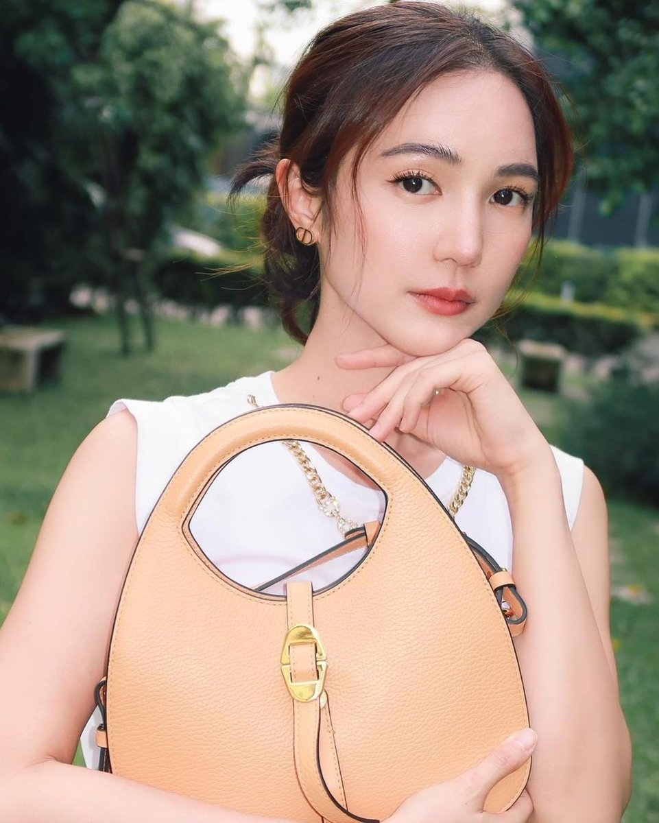 ponbuafamily's tweet photo. 2022.07.10 IG @coccinellethailand shared photo Bua update

Our beloved @Buanalinthip_ with her #CoccinelleCosima in Apricot
🔗https://t.co/plorfNtn0O

* ฝากกดไลค์ กดแชร์ เยอะๆ นะ

#DiscoverTheNewCollection
#CoccinelleSummer2022
#CoccinelleThailand #บัวนลินทิพย์ 
#buanalinthip https://t.co/hV2ILKZHkS