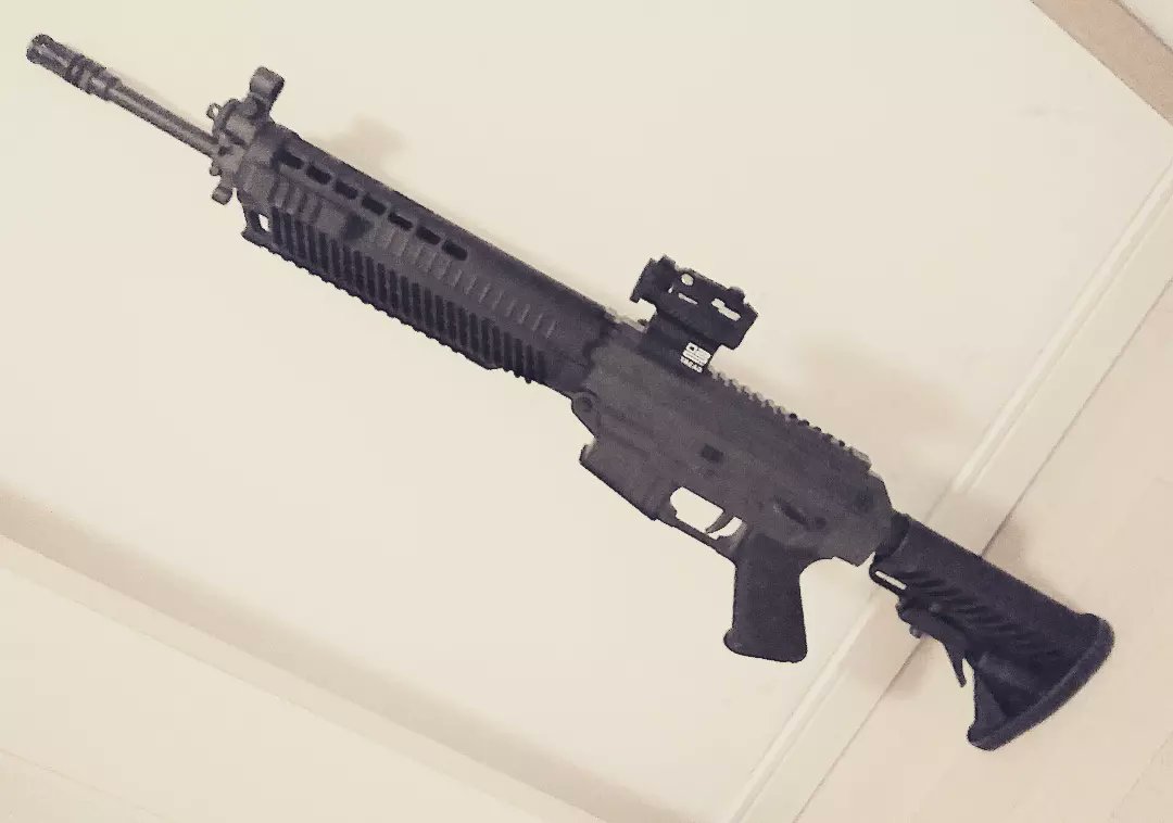di0m0ib's tweet photo. シグタイプのエアガンなので、シグタイプのドットサイトをつけてみたよ。とてもちっちゃくていい感じです。このレプリカは透明でとても見やすくてもったいないので、ビニールテープで無理矢理キルフラッシユをつけたよ。見た目は変だけどいいかんじ～　#cyma #sig556 #romeo5 #sigsauer #airsoft https://t.co/zO8V8sAg1x