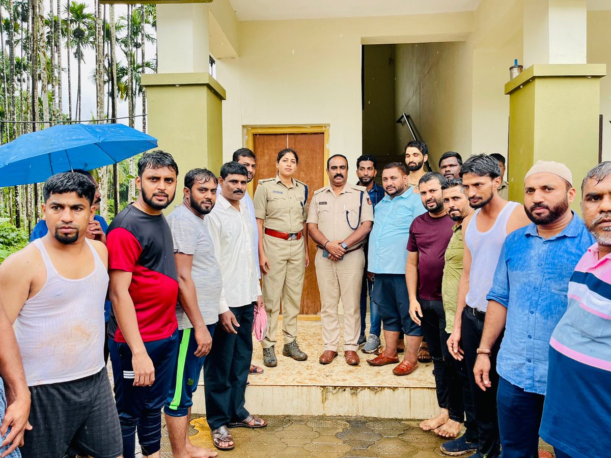 FazalDk's tweet photo. @JabirAriyadka ಬೈತಡ್ಕ, ಪೋಲೀಸ್ ಅಧಿಕಾರಿಗಳ ಜೊತೆ ಪಾಪ್ಯುಲರ್ ಫ್ರಂಟ್ ರೆಸ್ಕ್ಯೂ ತಂಡದ ಸದಸ್ಯರು https://t.co/2S38l5Lmvw